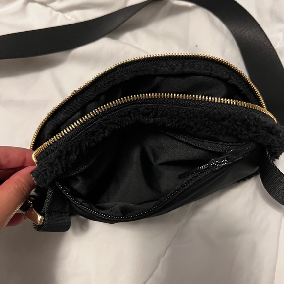 lululemon everywhere fleece belt bag in black - Picture 4 of 10